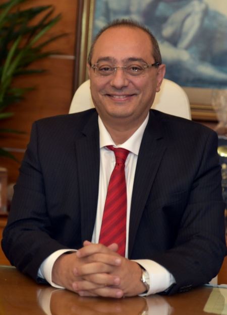 عامل كراج شاحنات يقدم دعوى ضد التأمين الوطني: " نتيجة الوقوف المتواصل ودفع عجلات الشاحنات إلى أعلى لحقت بي أضرار صحية بالرقبة والكتفين"